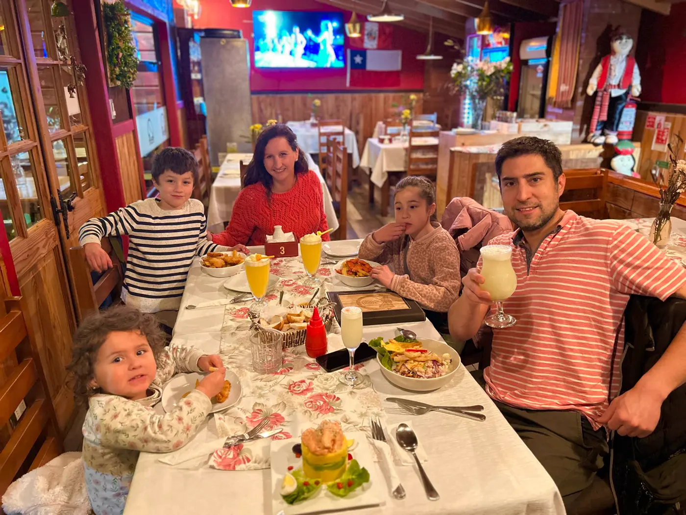 Familia con niños en la mesa