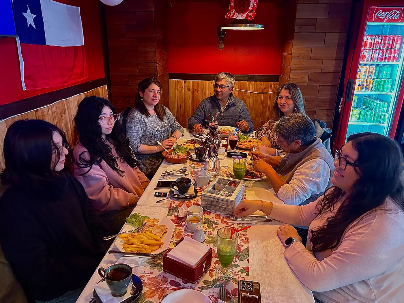 Familia grande compartiendo la mesa