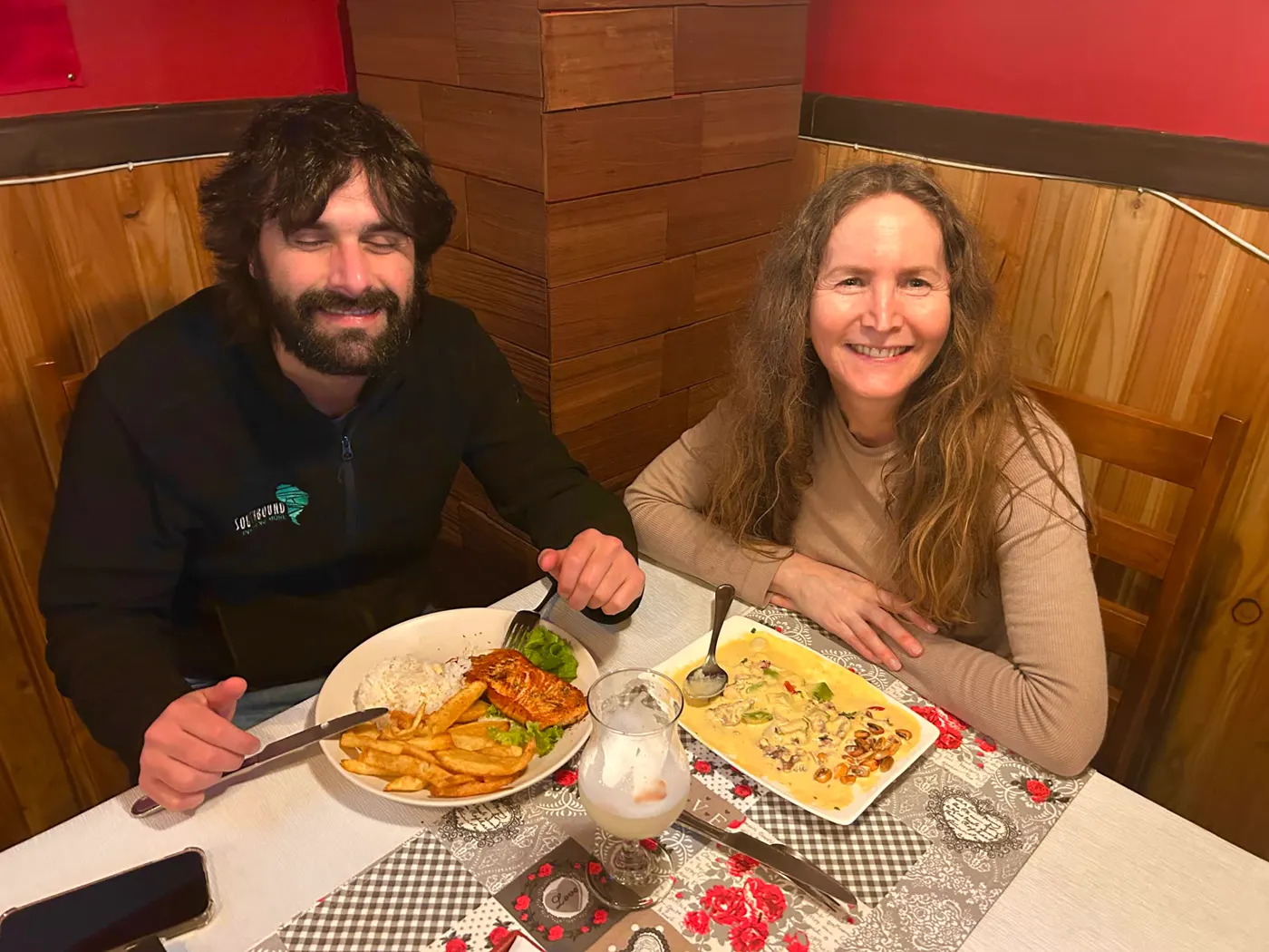 Pareja almorzando