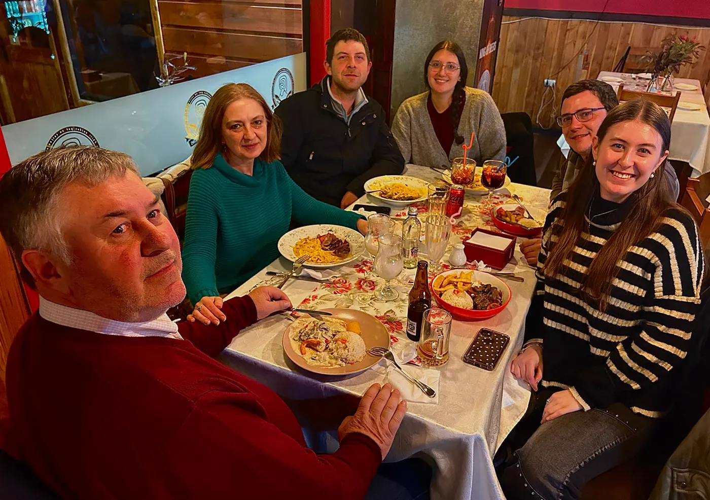 Familia en una mesa larga