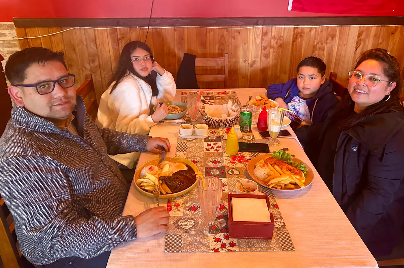 Niños en la mesa