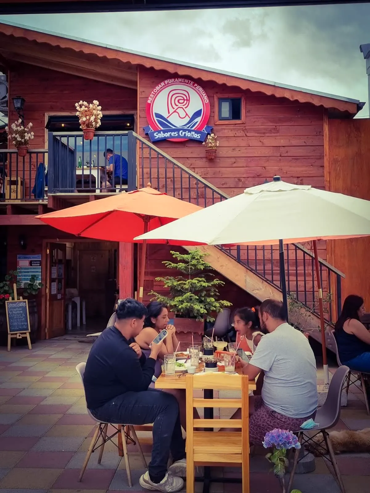 Fachada y terraza de Sabores Criollos