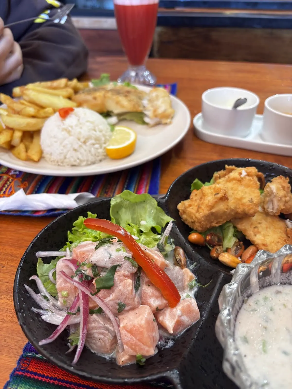 Ceviche con chicharrón y papas fritas