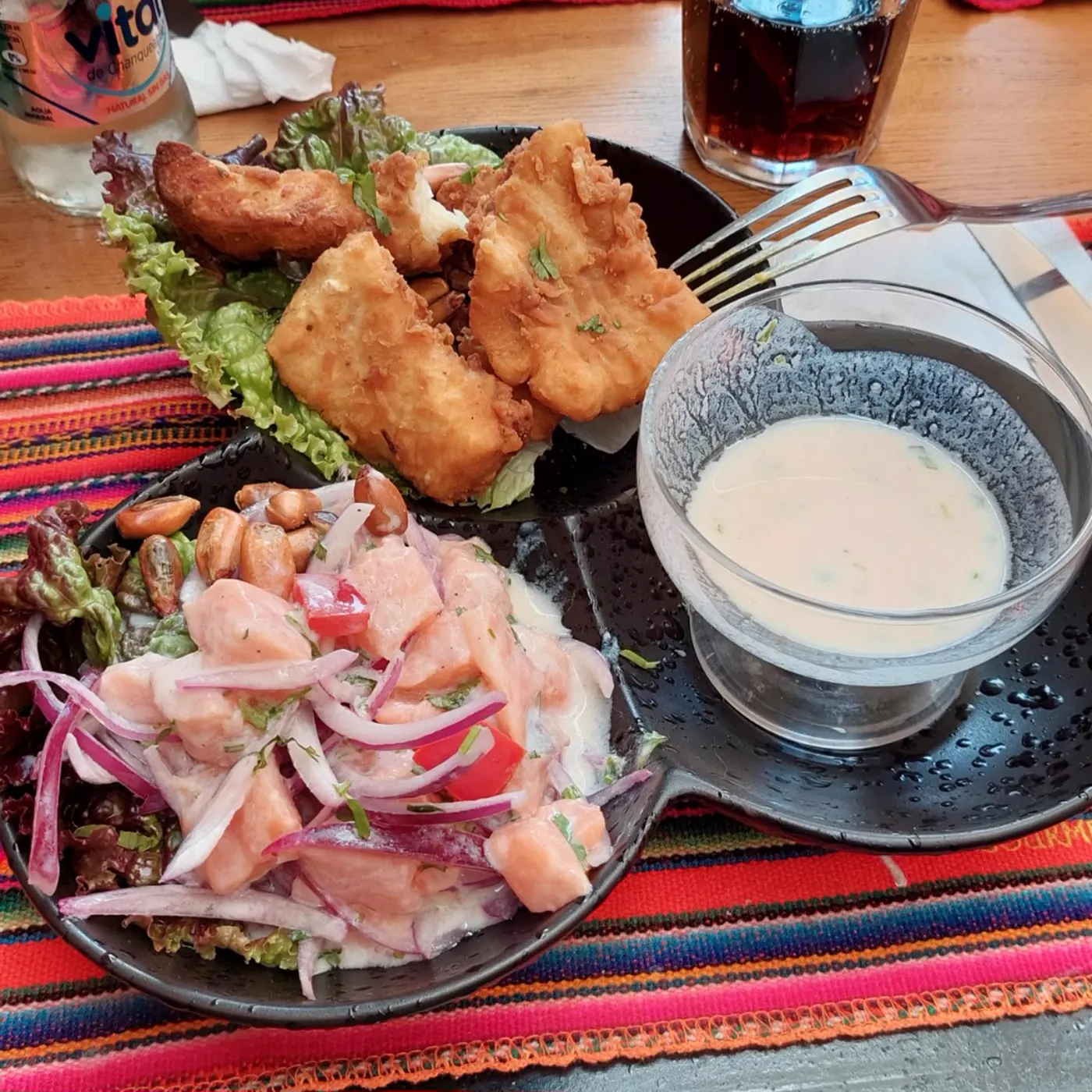 Ceviche y chicharrón de pescado servidos en Sabores Criollos
