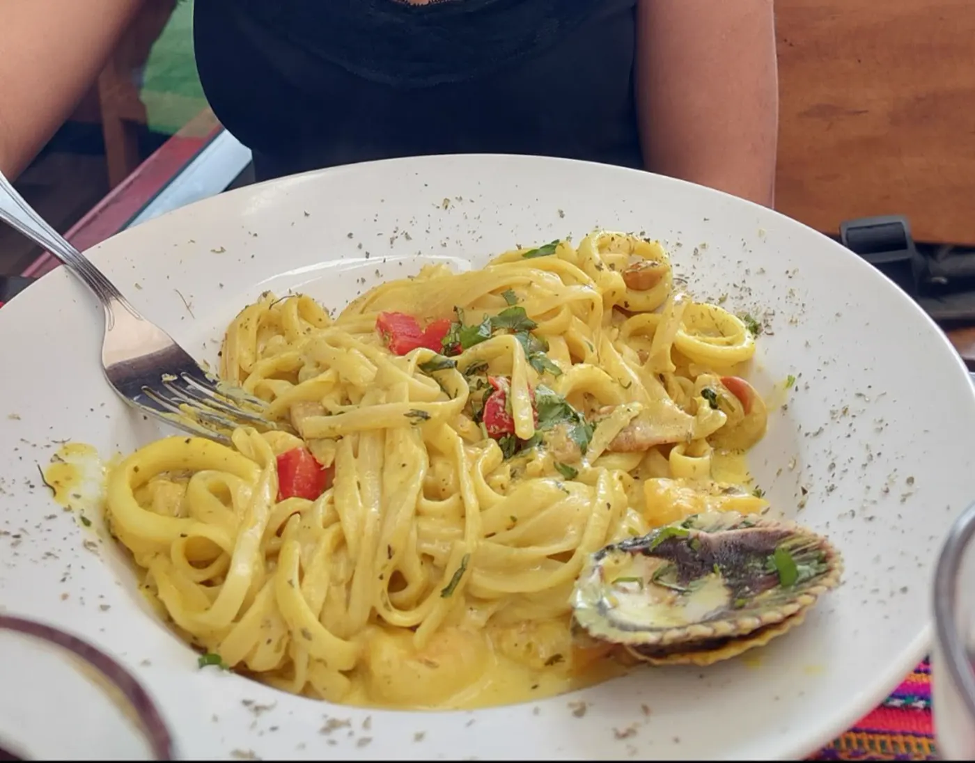 Tallarines en salsa cremosa con mariscos