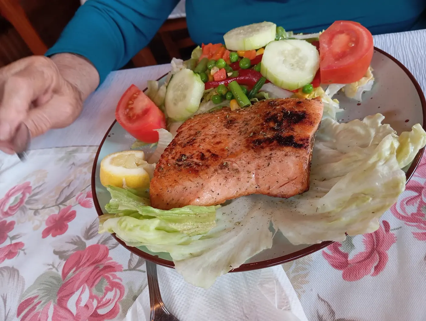 Salmón a la plancha con ensalada