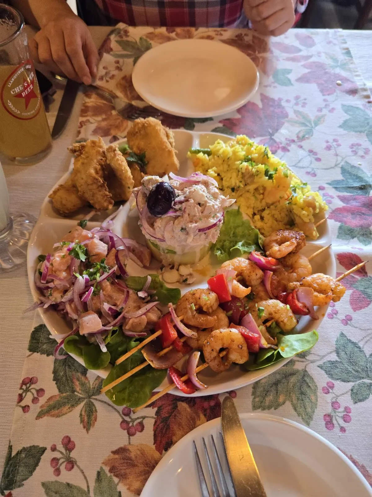 Plato con causa, brochetas de camarones, chicharrón y arroz