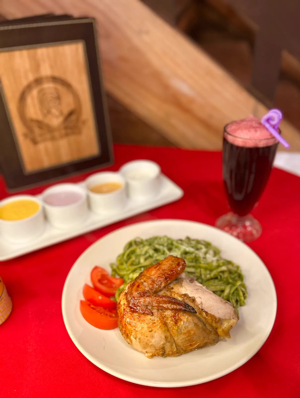 Plato de fondo y chicha morada