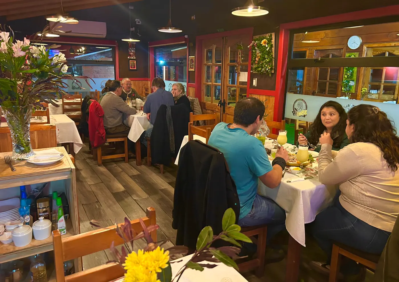 Salón con mesas puestas