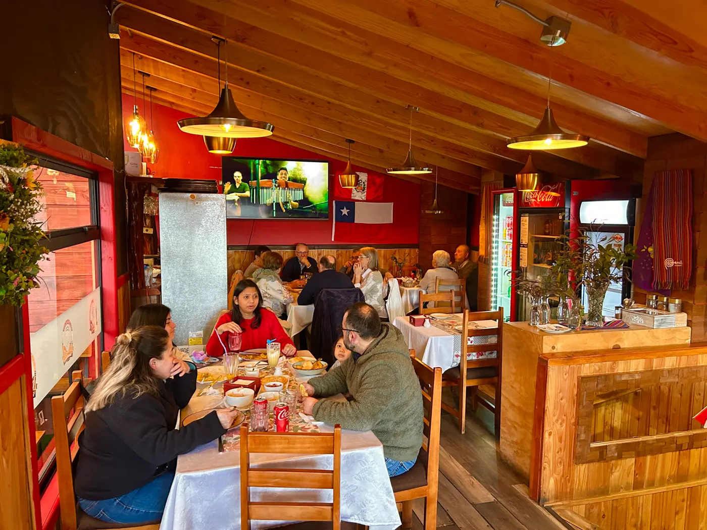Salón con clientes